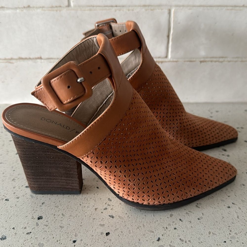 Donald J Pliner Varen Women’s 6M Leather Perforated Slingback Pointed Toe Bootie - Picture 12 of 12